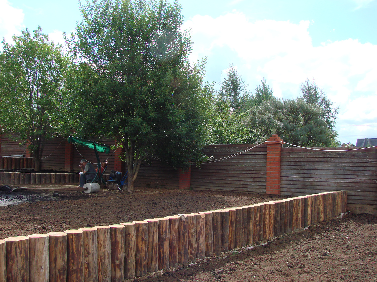 Дмитровское шоссе, 2009 г., подпорная стенка из бревна лиственницы